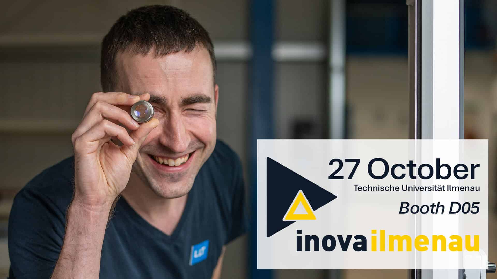 Ein Mann zwinkert, während er durch eine kleine Glaslinse schaut; daneben steht der Veranstaltungstext für „inova ilmenau“ am 27. Oktober an der Technischen Universität Ilmenau, Stand D05.